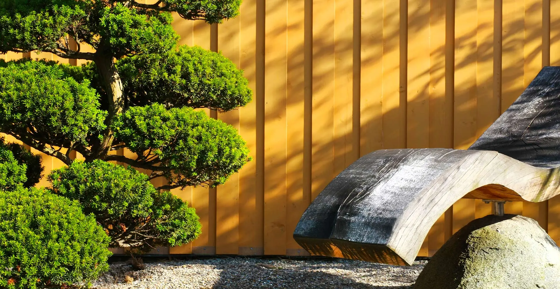 Relaxsessel im Garten des Saunaparadieses