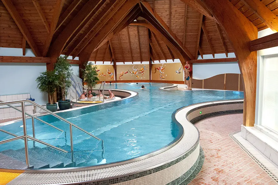 Unser großes Innenbecken im Saunaparadies Wettenberg