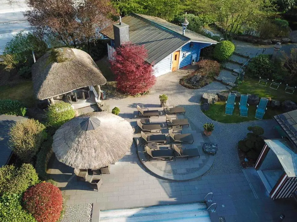 Drohnenasicht aus der Luft - Saunaparadies Wettenberg