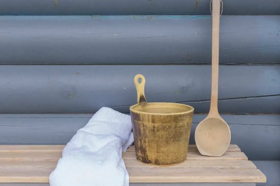 Saunakelle und Saunaeimer vor Sauna